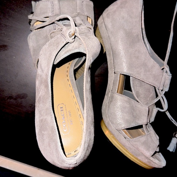 Like New Coach Teagan Gray Suede Peep Toe Platform Heels RARE SIZE - Picture 4 of 5